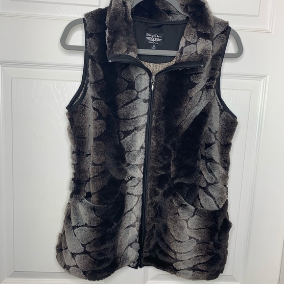 Straight Down Women’s United Golf Faux Fur Vest - Picture 5 of 7